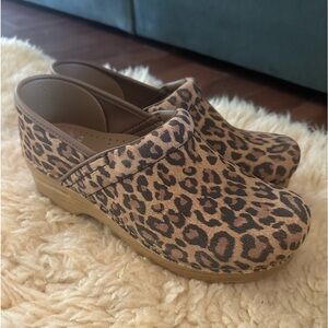 DANSKO LEOPARD CLOGS SZ .38 BRAND NEW